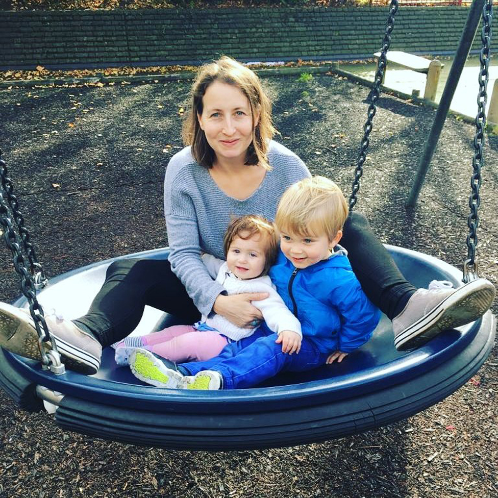 Ellie Finch Hulme con sus hijos