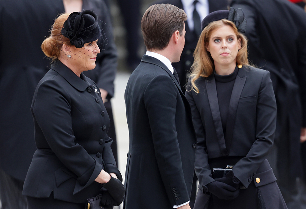 約克公爵夫人莎拉（左一）、比阿特麗絲公主（碧翠絲，右一）出席葬禮