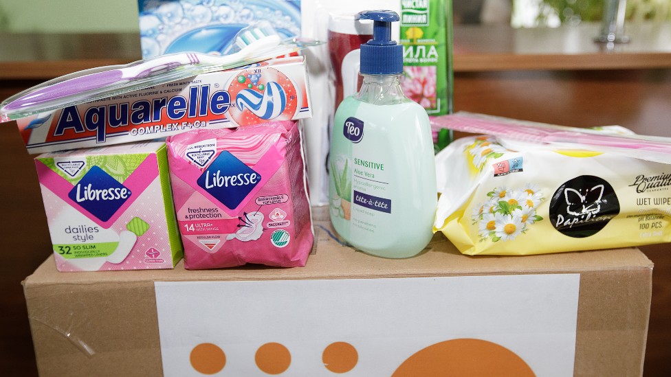 Compresas y toallas higiénicas para la menstruación, jabón, cepillo de dientes y peine que se incluyen en el kit de dignidad