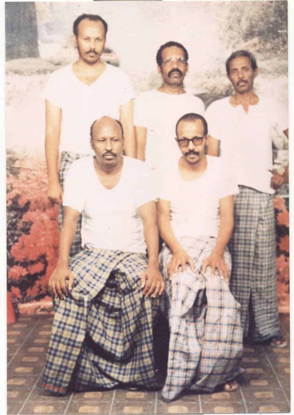 Barud, Abokor y otros tres prisioneros.