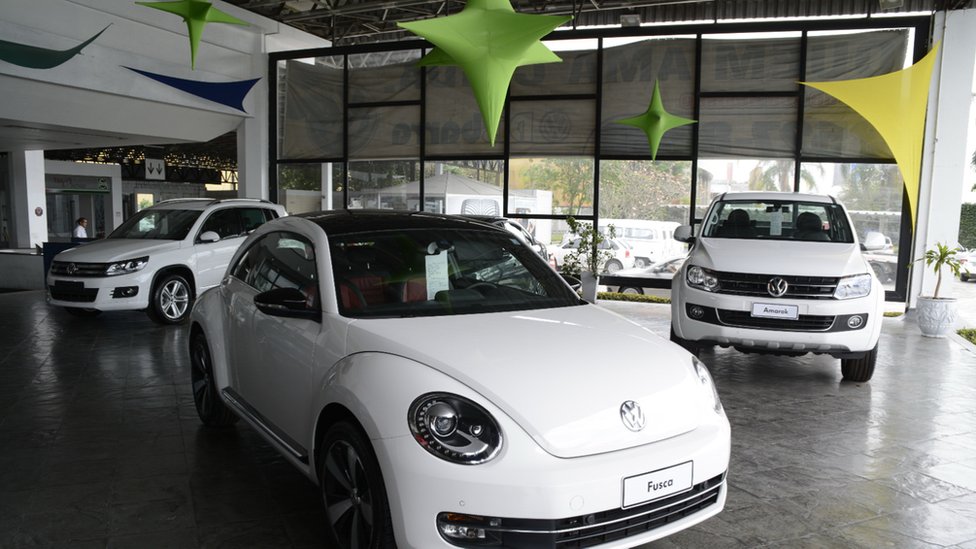 Autos nuevos en un concesionario de Volkswagen en Río de Janeiro.