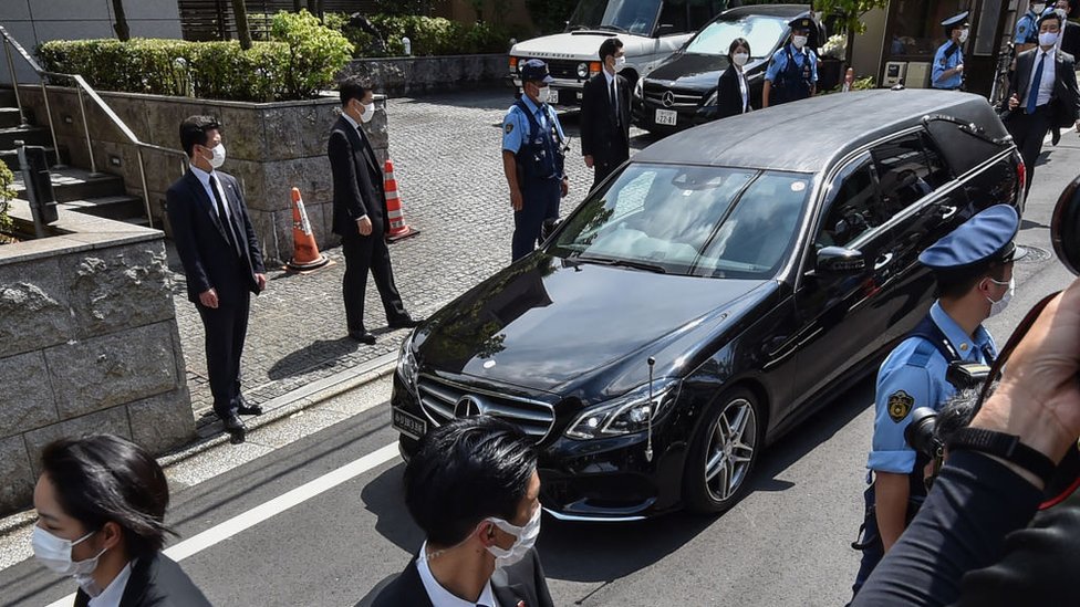7月9日，一輛運送日本前首相安倍晉三遺體的靈車抵達他在東京的住所。