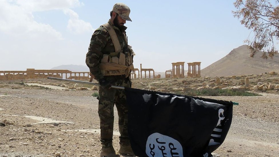 Un militar en una zona que antes estaba controlada por el Estado Islámico.