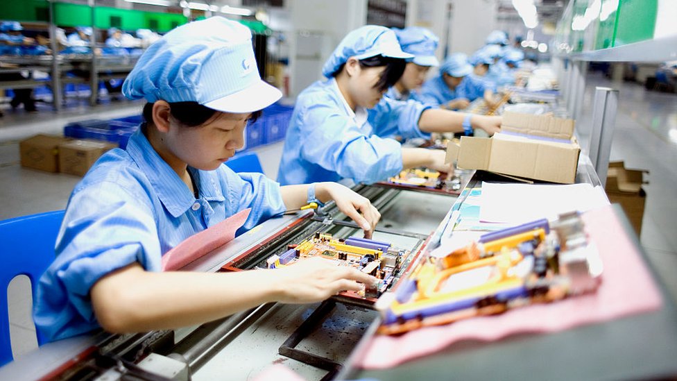 Çin'de fabrikada çalışan kadın işçiler