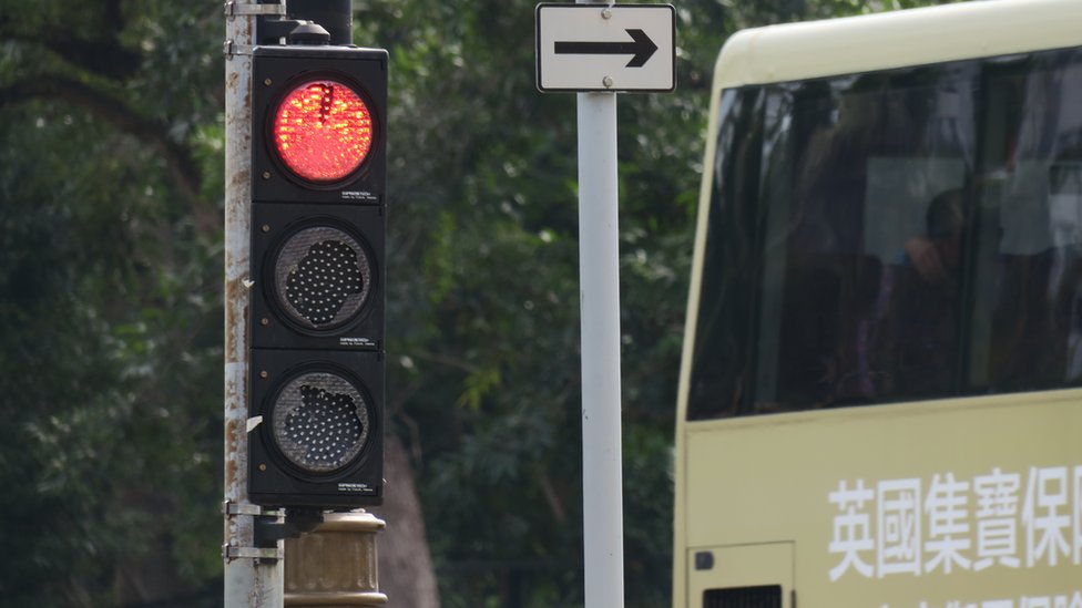 香港新界沙田鄉事會路與源禾路交界一組被砸的交通燈（6/1/2020）