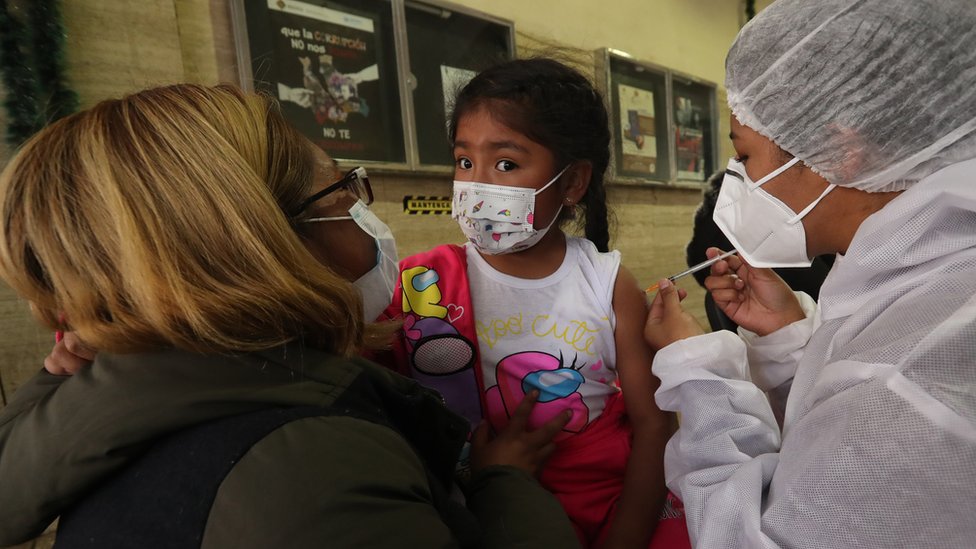 Niña recibe la vacuna