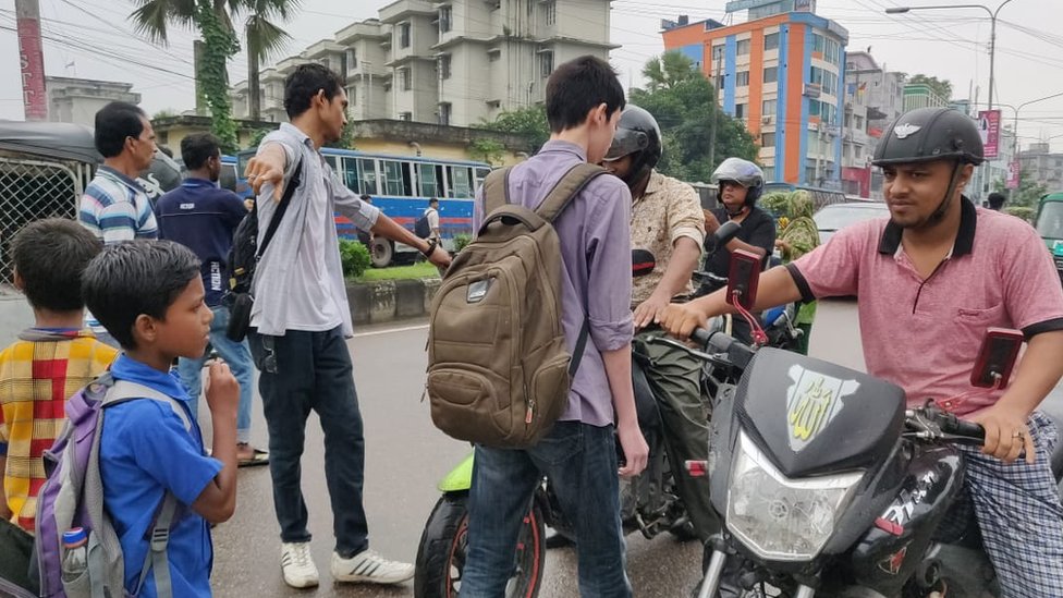 Adolescentes deteniendo en tráfico en Daca.