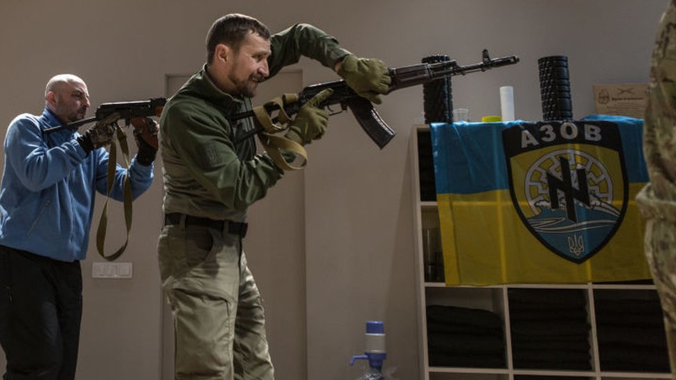 Civilians are trained by right-wing militias to fight the Russian army in Ukraine