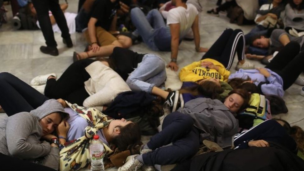 Un grupo de personas, entre ellas padres y estudiantes, pasó la madrugada dentro de la Escola Industrial de Barcelona en protesta por la negativa del gobierno central español para que se celebre el referéndum este domingo. Jóvenes acostados en el suelo