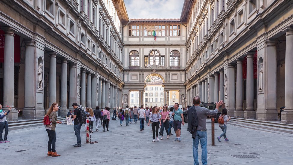Visitantes en la Galería Uffizi de Florencia (Italia).