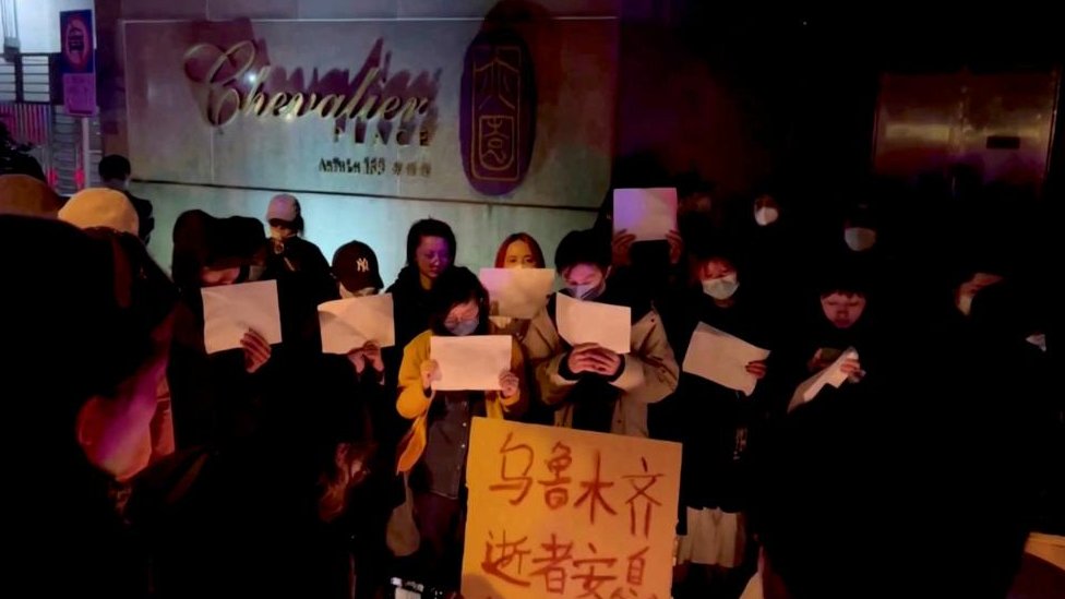 中國上海， 人們為烏魯木齊大火死難者舉行燭光悼念會。