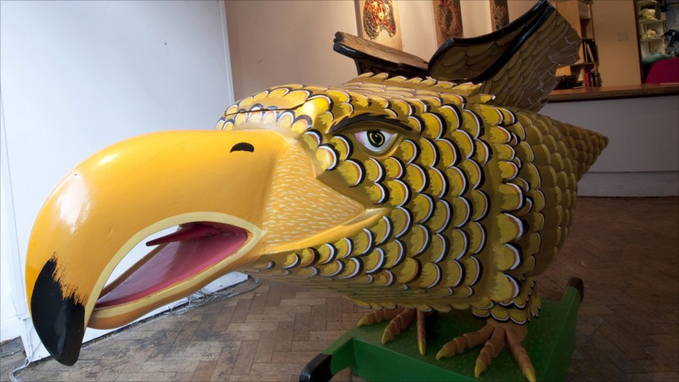 En Ghana, se fabrican ataúdes originales como este hecho para un jefe tribal. Ataúd con forma de águila