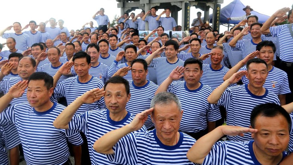 2017年建軍節前，老兵在河南洛陽向國旗敬禮。