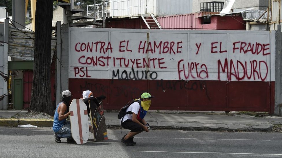 A diferencia de la convocatoria constituyente de Chávez, la actual sucede en medio de una crisis económica y social en Venezuela. Protestas en Venezuela.