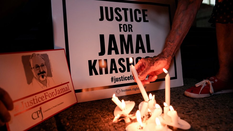 Бдение при свечах в честь Джамаля Хашогги возле посольства Саудовской Аравии в Вашингтоне (2 октября 2019 г.)