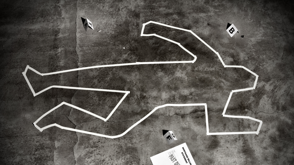 Dibujo en el suelo marcando la silueta de un cuerpo durante una investigación policial