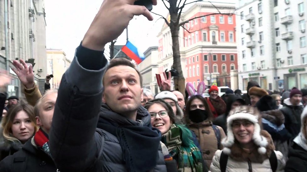 Алексей Навальный делает селфи с протестующими в Москве.