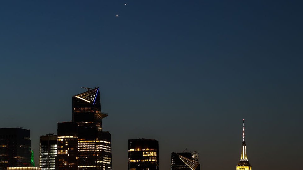 Venus y Júpiter brillando sobre el cielo de Nueva York.