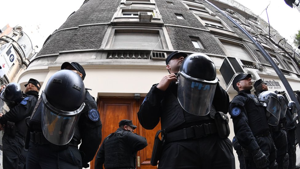 Argentina"s Federal police officers guard the entrance of a building where former Argentine President and current senator Cristina Fernandez de Kirchner owns a flat