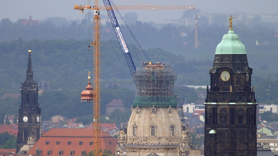 Кран поднимает купол на вершину Дрезденского собора в 2004 году