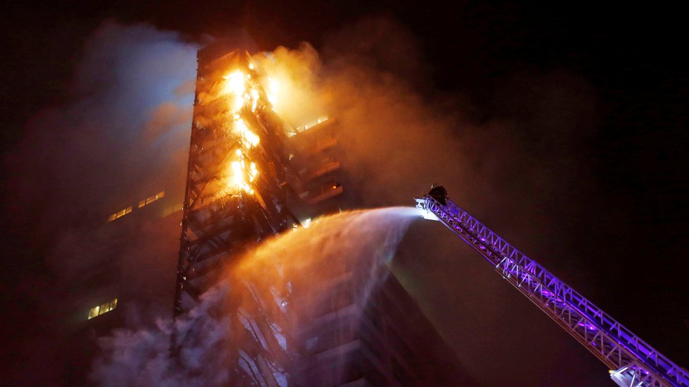 Корпоративное здание международной энергетической компании ENEL горит во время акции протеста против повышения цен на билеты в метро в Сантьяго
