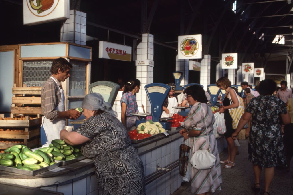 Mercado koljós (granja colectiva) en San Petersburgo, julio de 1988.
