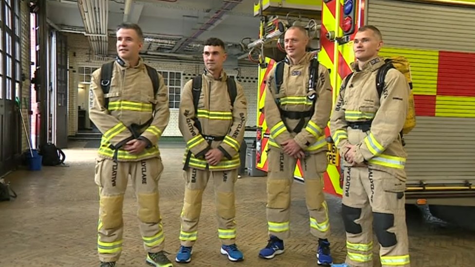 Четыре пожарных из Лестершира пройдут круг по стадиону