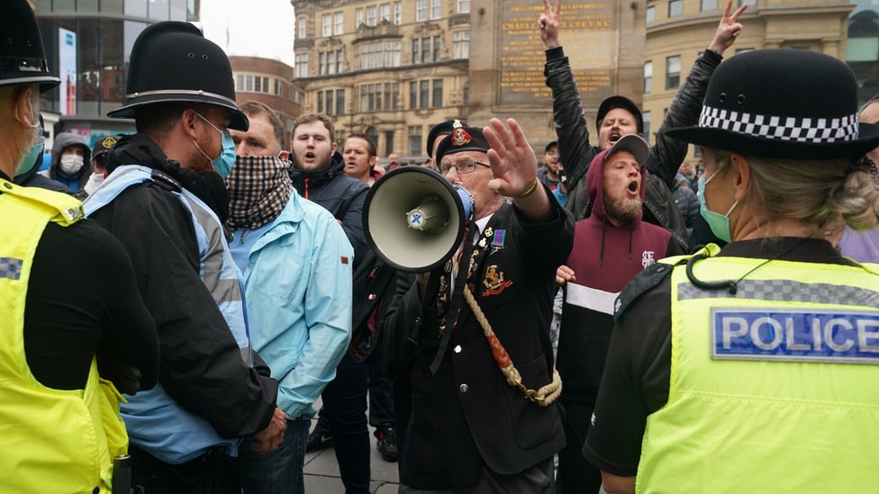 Люди, протестующие против протеста Black Lives Matter у памятника Грею в Ньюкасле