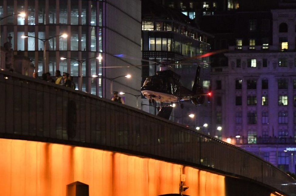 Вертолет аварийного реагирования приземляется на Лондонском мосту