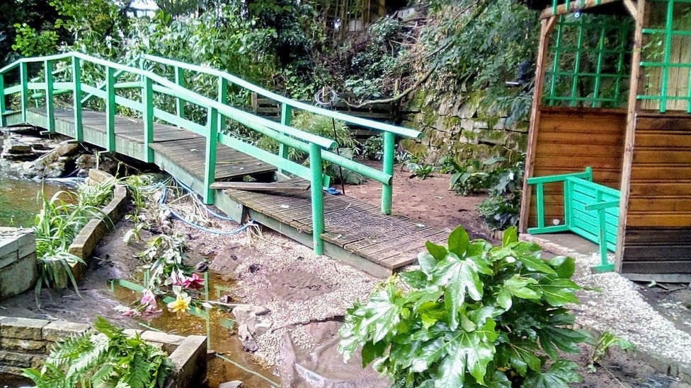 Сломанный мост в саду