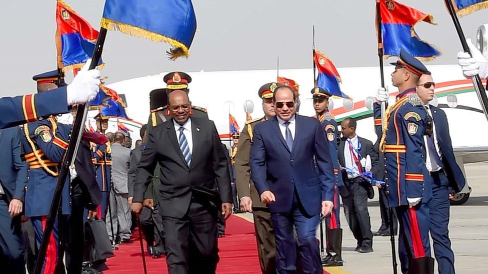 الرئيس المصري، عبد الفتاح السيسي، يستقبل نظيره السوداني، حسن البشير