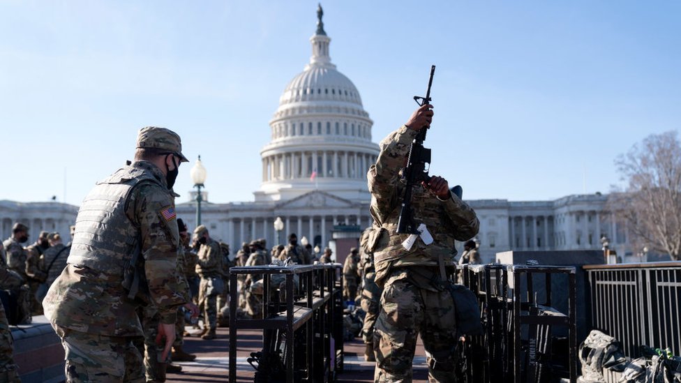 Miembros de la Guardia Nacional frente al Capitolio.