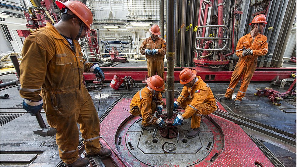 Trabajadores petroleros en un pozo