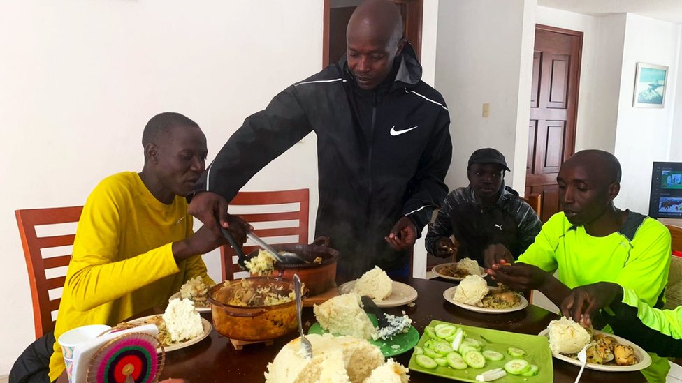 Corredores kenianos en Toluca comiendo ugali