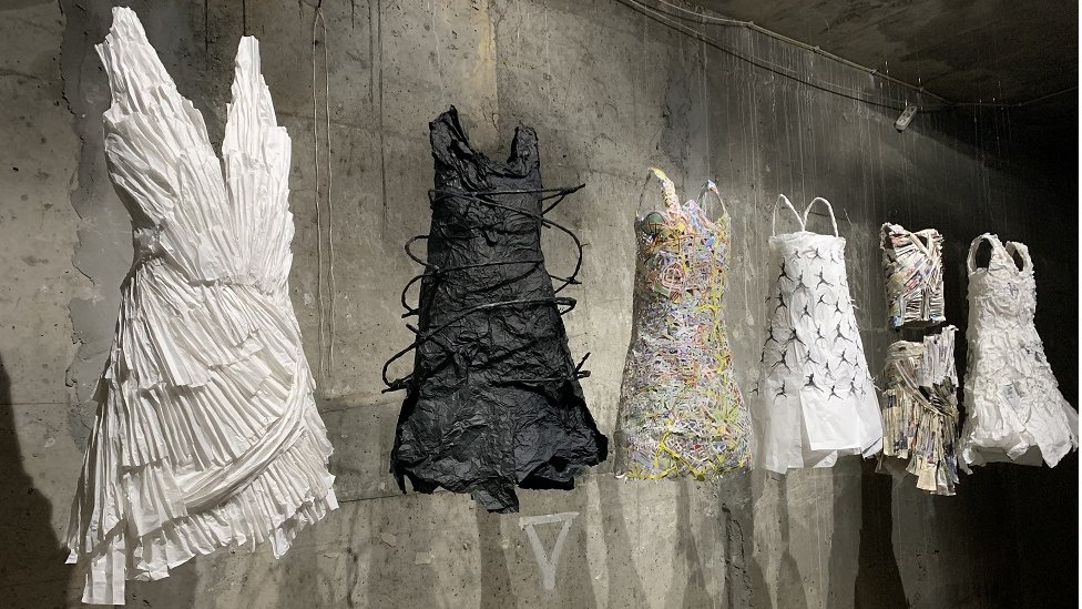 Plesna haljine, izrađene od različitih materijala, deo su izložbene postavke