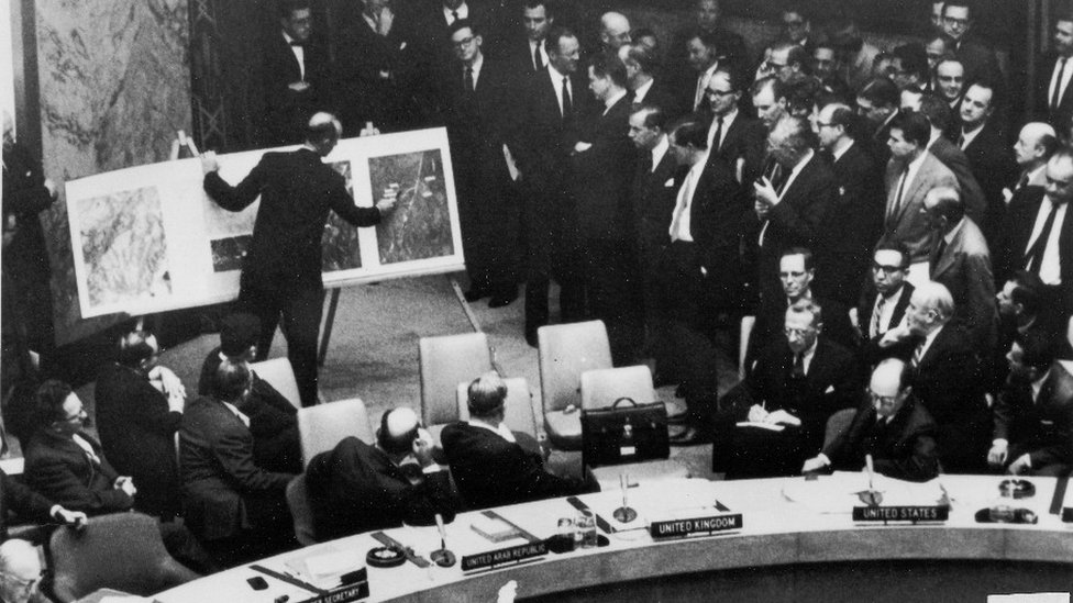 Estados Unidos presentó en la ONU las fotografías que comprobaban la presencia de misiles soviéticos en Cuba.