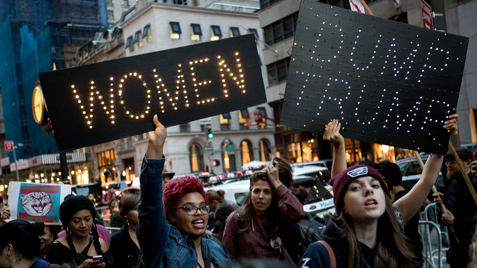 Женщины маршируют у Башни Трампа в преддверии выборов Дональда Трампа