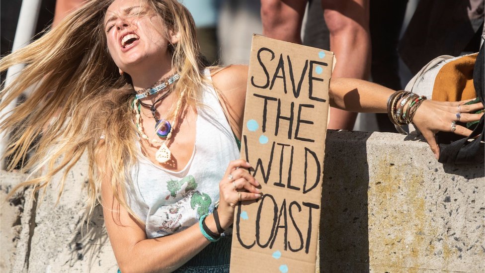 متظاهرة في كيب تاون توجه نداءً عاطفيًا لإنقاذ وايلد كوست، في جنوب إفريقيا حيث يُخشى أن تتأثر الحياة البحرية الحساسة ضدّ الأصوات، بمسح زلزالي يجرى بحثًا عن النفط والغاز. الأحد 21 تشرين الثاني/نوفمبر 2021