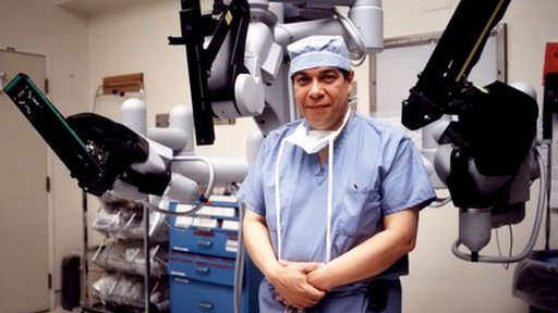 En 2004 el Dr. Del Nido fue el primer especialista en usar el robot quirúrgico Da Vinci para corregir un defecto cardíaco en un niño, con instrumentos diseñados por él mismo. Foto: Hospital de Niños de Boston Dr. Pedro del Nido Foto: Hospital de Niños de Boston