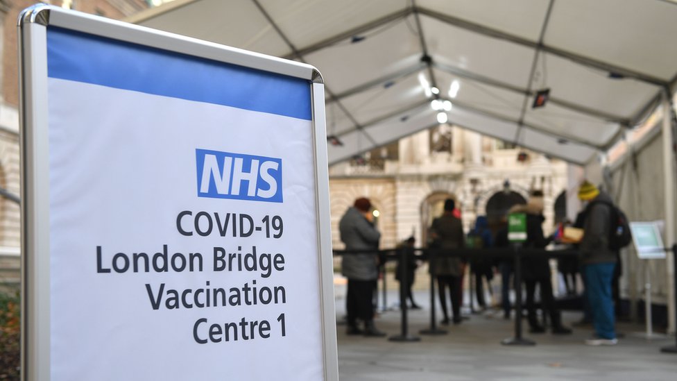 Londra'da Covid-19 aşısı yapılan noktalardan birisi.