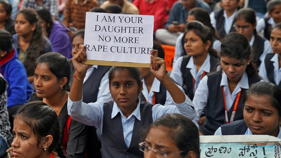 Женщина держит плакат во время акции протеста против предполагаемого изнасилования и убийства 27-летней женщины в Хайдарабаде, Индия, 2 декабря 2019 г.