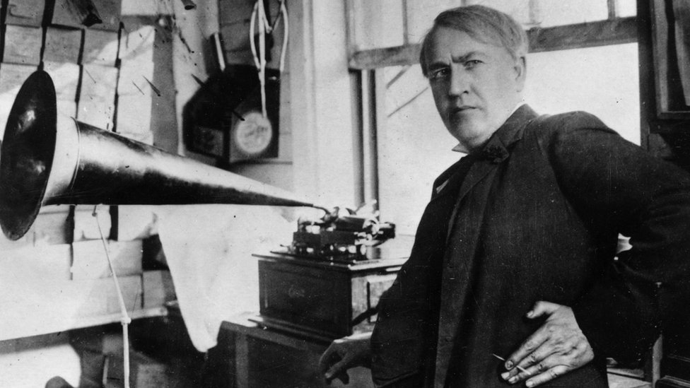 Thomas Edison inventó el fonógrafo en 1877. Thomas Edison con su fonógrafo.