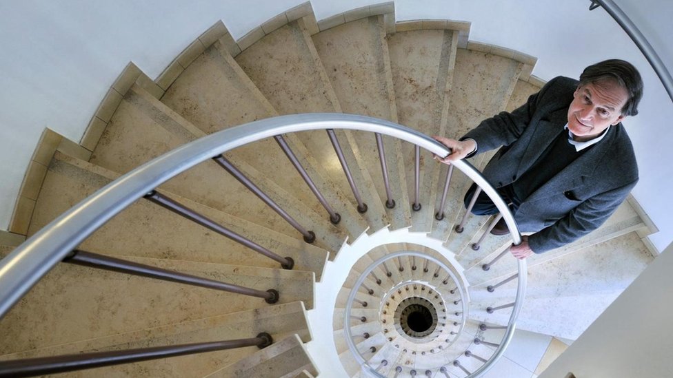 ¿Qué pasaría, preguntó Penrose, si hubiese estructuras moleculares en nuestros cerebros que puedan alterar su estado respondiendo a un evento cuántico? El físico y matemático Roger Penrose