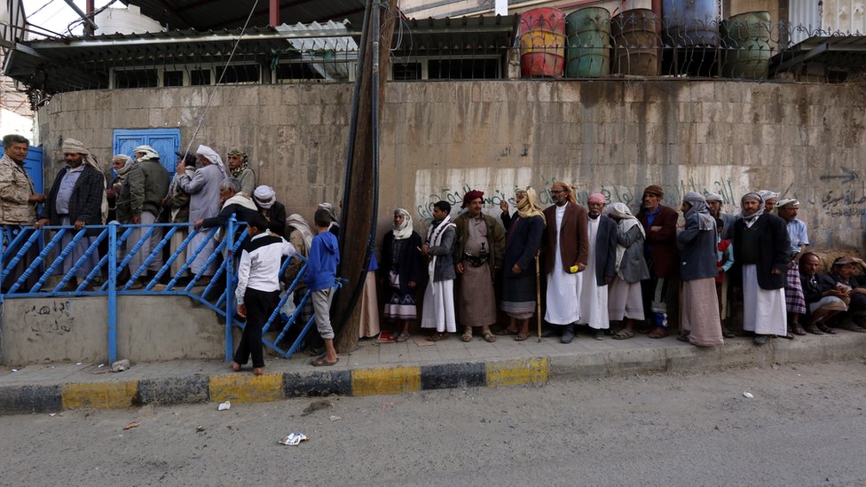 طابور من الفقراء في اليمن في انتظار الحصول على الخبز المجاني