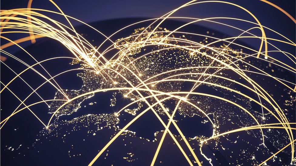 Este tipo de hackers obtienen comisiones en función del tráfico que generen. Mapa del mundo con conexiones entre sí.