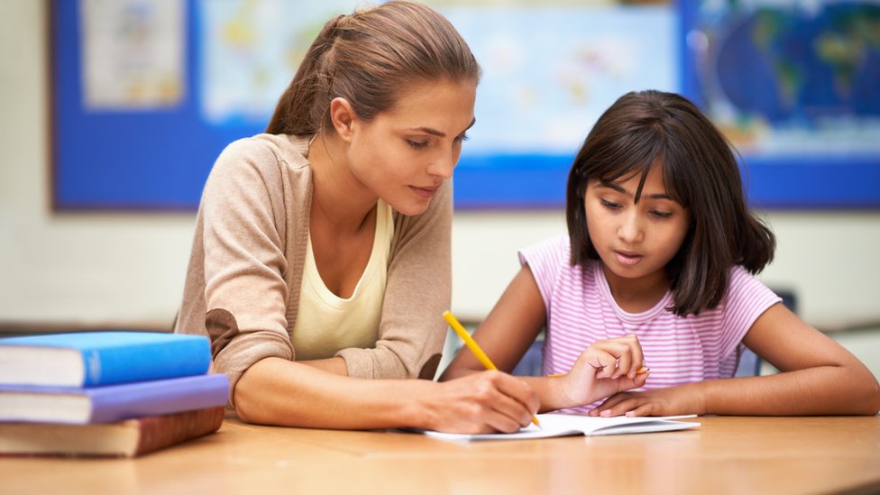 Las escuelas privadas en Reino Unido son muy selectivas y se deben pasar varias pruebas para asistir a ellas. Una tutora y una niña.