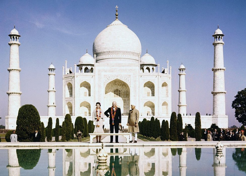 Президент Эйзенхауэр, невестка Барбара и премьер-министр Индии Джавахарлал Неру (справа) стоят перед знаменитым Тадж-Махалом, их изображения отражаются в пруду у их ног