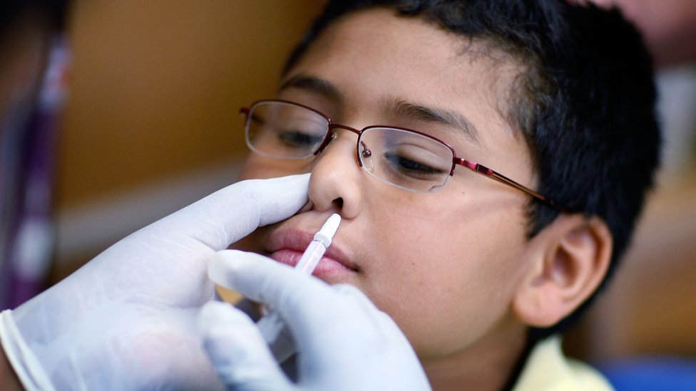 Ребенок, получающий назальную вакцину