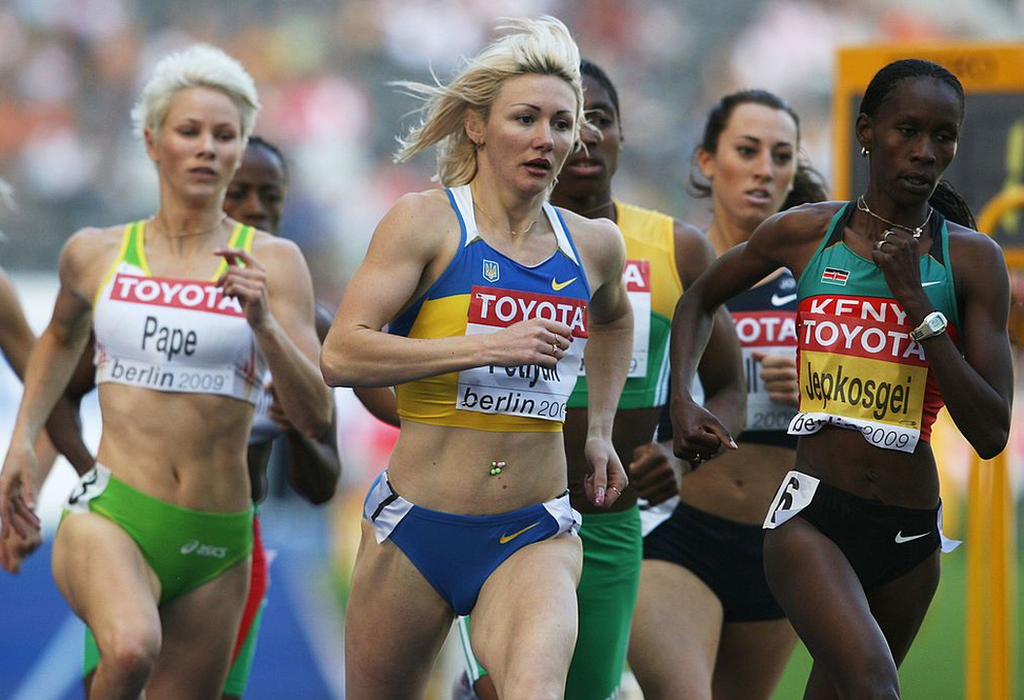 Snapshot from the 2009 World Championships 800m showing Madeleine Pape on the left and Caster Semenya 
