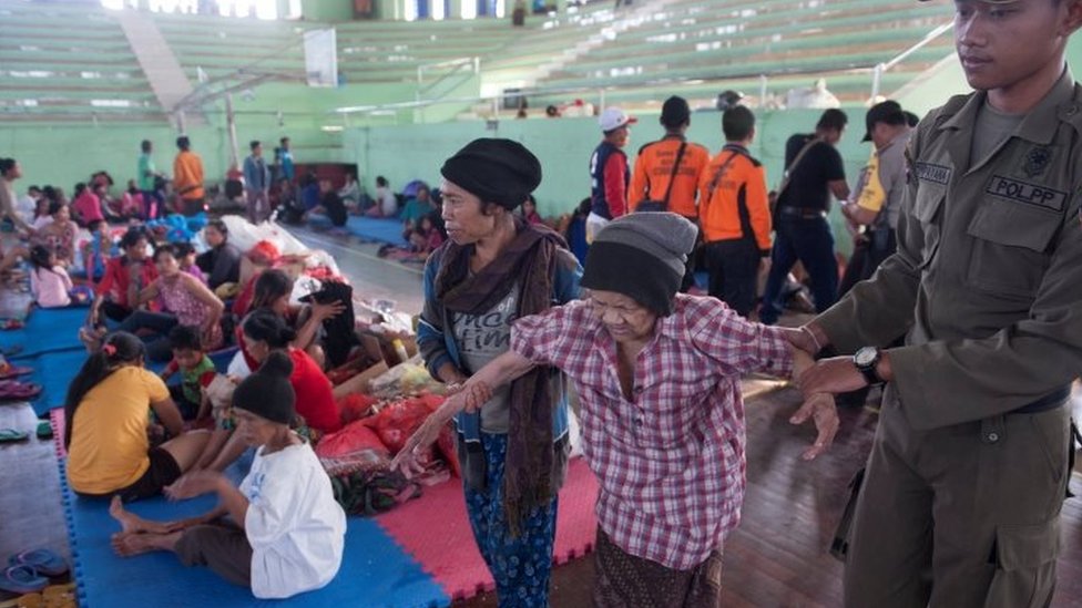 Эвакуированы местные жители во временном убежище Клунгкунг, Бали. Фото: 22 сентября 2017 г.